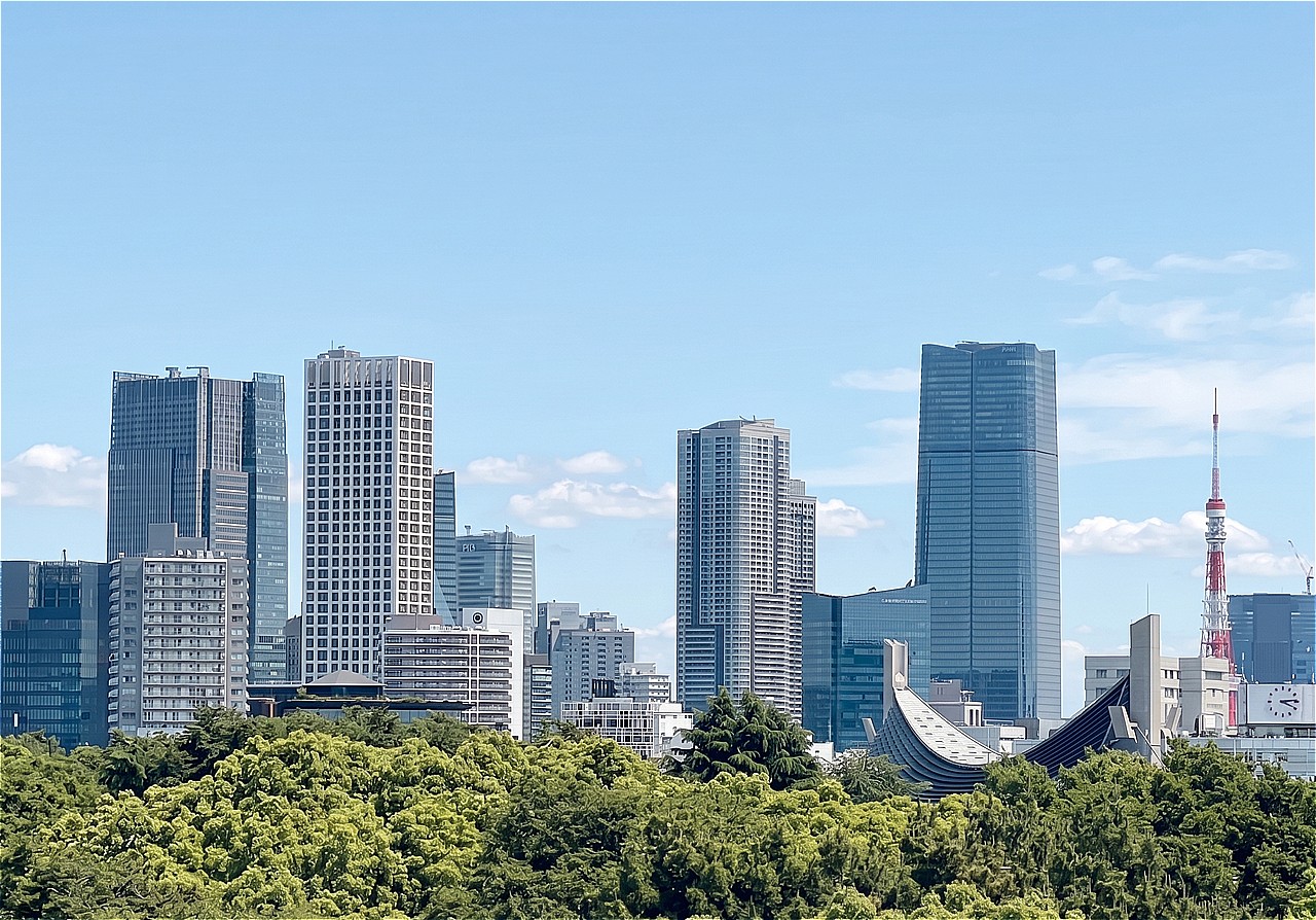 東面バルコニーから、東京のシンボルタワーである「東京タワー」と「東京スカイツリー」の両方が望めます。前面に日差しや視界を遮る高い建物はありません。※眺望は将来に渡って保証するものではありません。