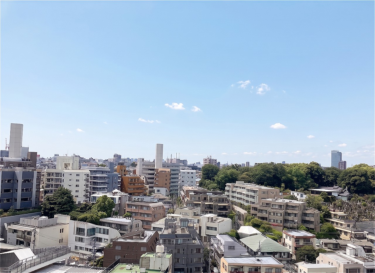 東京メトロ千代田線「代々木公園」駅まで徒歩1分など、複数路線利用可能で交通至便な立地！東向き、陽当り＆通風良好な角住戸です。※眺望は将来に渡って保証するものではありません。