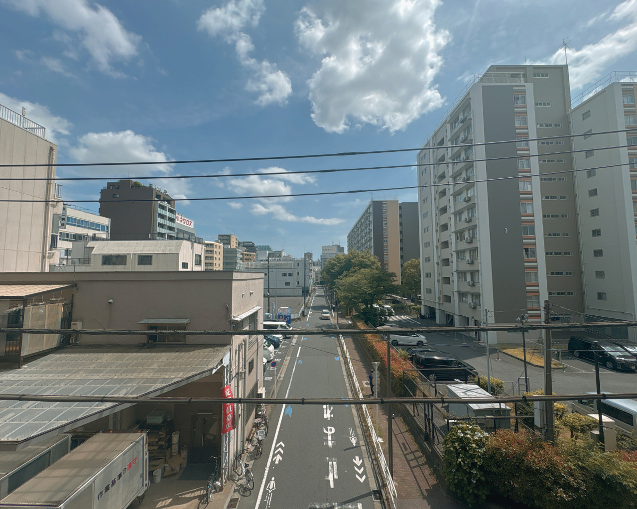 住戸からの眺望です。商業地域につき、中高層のビルやマンションが建ち並びます。※眺望は将来に渡って保証するものではありません。