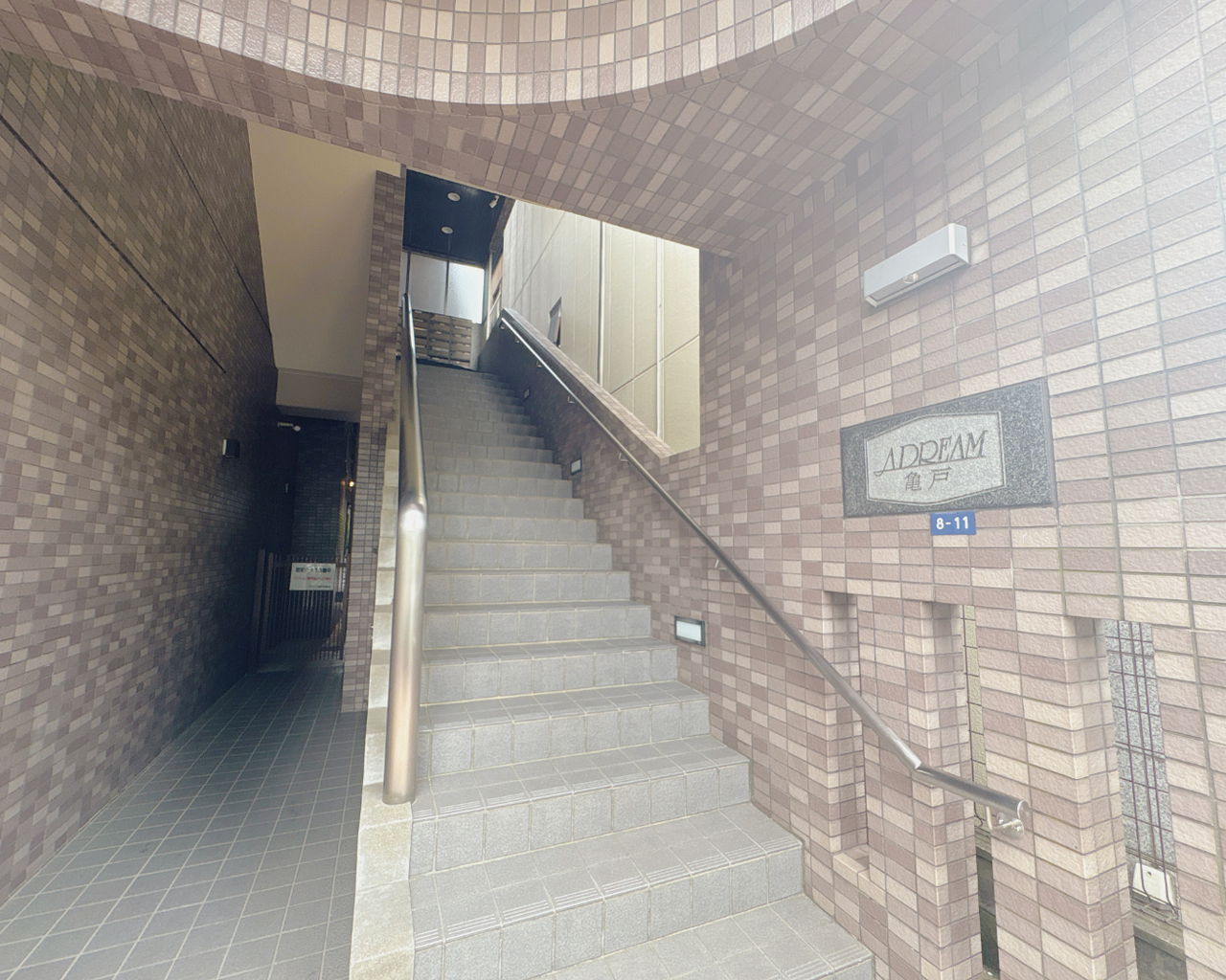 階段を上った先にエントランスがあります。建物内の様子が見えず、プライバシーが保たれやすい設計です。