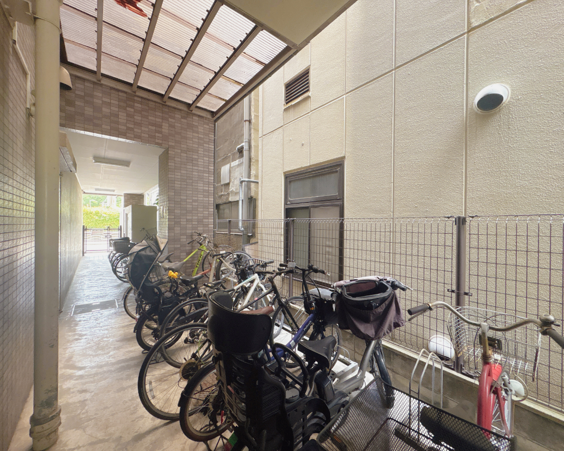駐輪場が設置されています。屋根付きなので、大切な自転車を雨風や紫外線から守ることができます。
