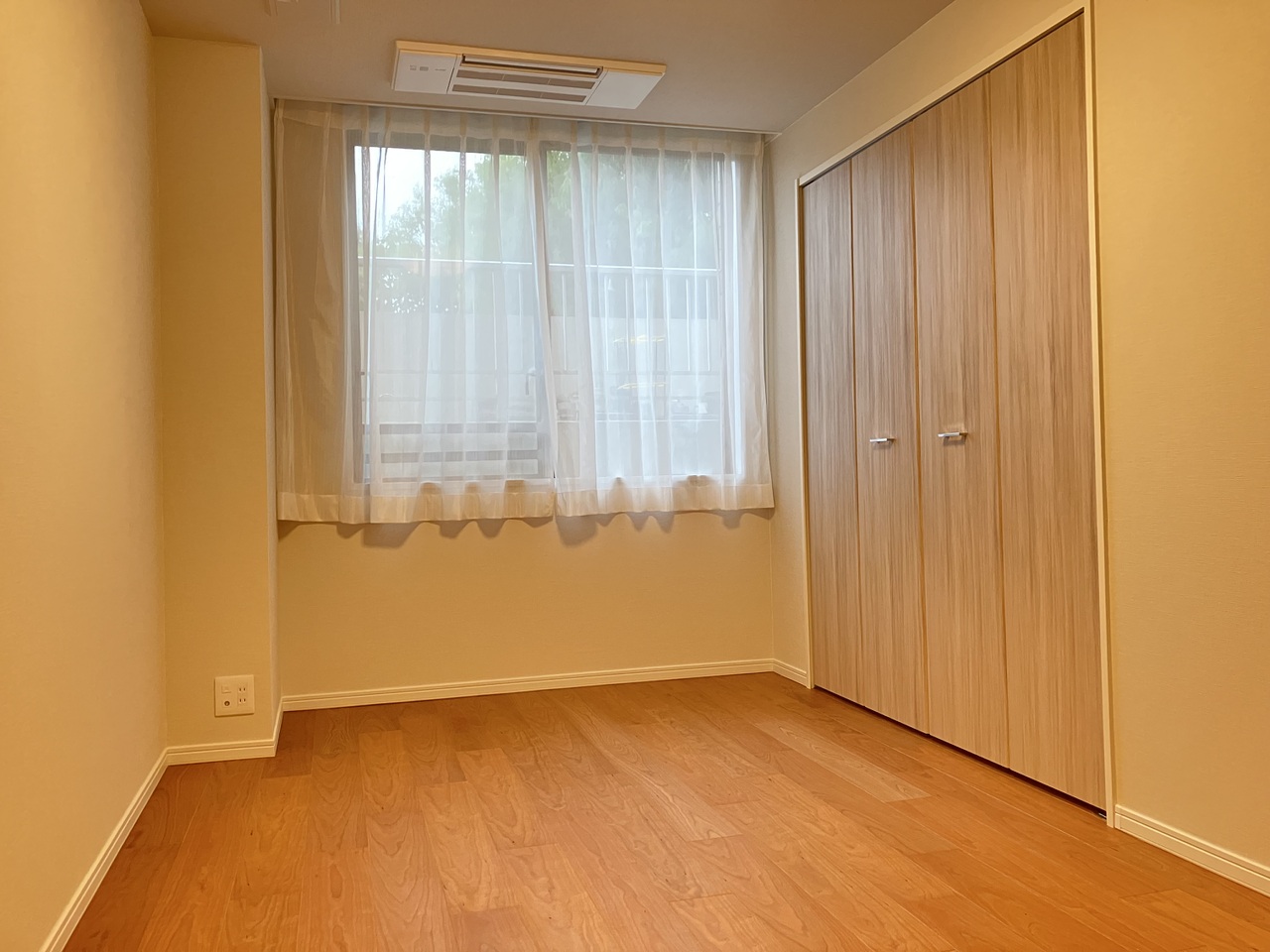 約6.7帖の洋室。子ども部屋としてもおすすめです。クローゼットが備え付けられているので、衣類や鞄などをすっきり納め、室内を有効に使うことができます。