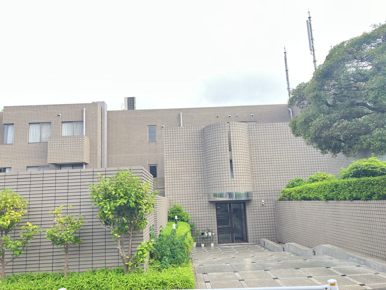 第一種低層住居専用地域内、JR京浜東北・根岸線「大森」駅まで徒歩12分。落ち着いた住環境と利便性を兼ね備えたロケーション。大切なペットと暮らせるマンションです(要承認・細則有)。
