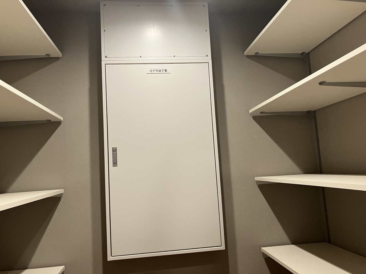 廊下収納や納戸といった豊富な収納スペースに加え、住戸付設のトランクルームが設置されています。ゴルフバッグやアウトドア用品、ベビーカーなど、外で使う物や大型アイテムの保管に重宝しそうです。