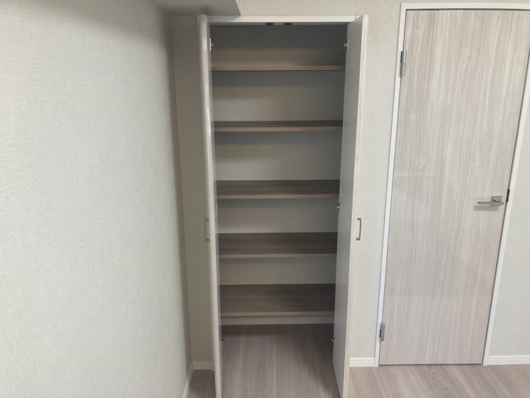 洋室には、物入とマルチWICの2つの収納が設けられています。収納家具は最小限に、空間を広く利用できます。