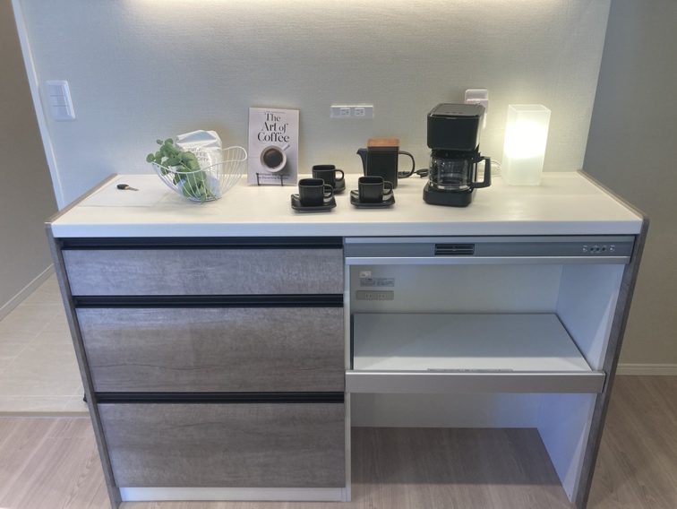 キッチン背面には、食器棚や調理家電置き場として利用できるカップボードが設置されています。キッチンと同じデザインで統一感があります。