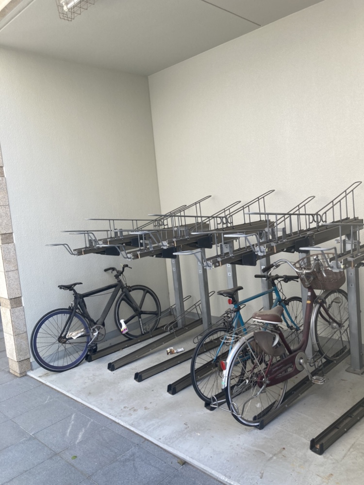 敷地内に駐車場、バイク置場、駐輪場が用意されています。利用料金や空き状況など、詳細はお問い合わせください。