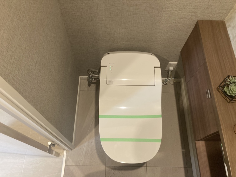 トイレには、飾り棚としても利用可能なカウンターが設置されています。お好みの空間を演出できます。