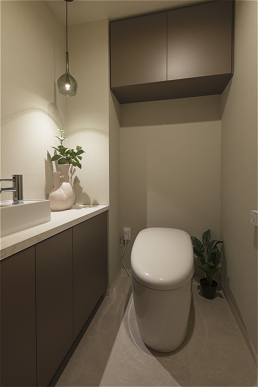 温水洗浄機能付きトイレです。収納場所は豊富にあり、トイレットペーパーや掃除用品をすっきり収納することができます。