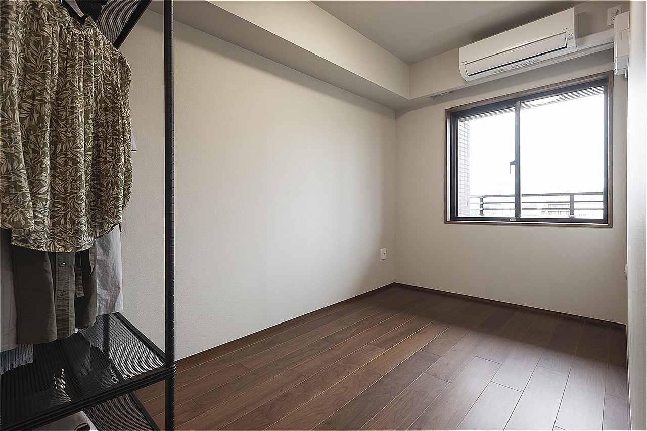 約4.9帖の洋室は、廊下から出入り可能な独立したお部屋です。子供部屋やテレワークの作業部屋としてもおすすめです。