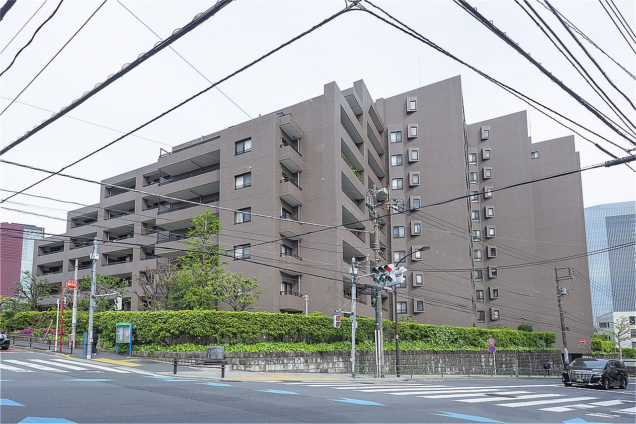 ペットと暮らせるマンションです(細則有)。コンビニやスーパーも徒歩3分以内に揃います。