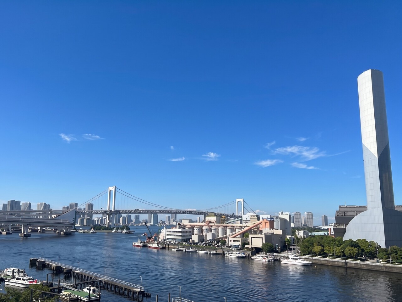 RC造地上40階、地下1階建てマンション、6階部分の住戸で東向きのバルコニーから、レインボーブリッジを望むことができます。開放感のある景色が広がります。※眺望は将来に渡って保証するものではありません。
