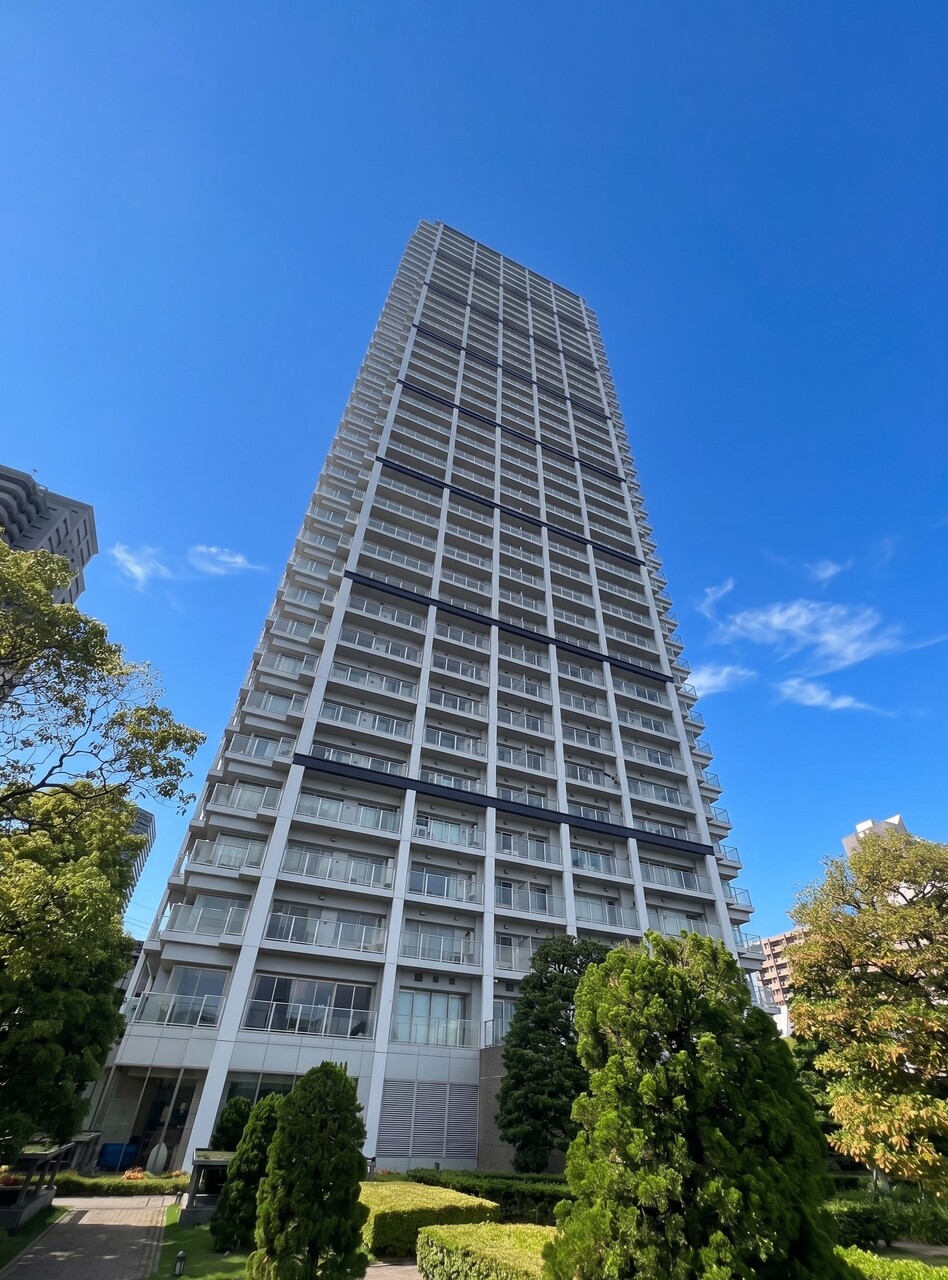 敷地内の植栽は手入れが行き届いており、都心部ながらも気軽に自然を感じられる住環境。大切なペットと一緒に暮らせるマンションです(細則有り)。