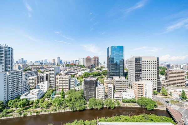 東向きにつき陽当たり良好。目黒川を望む開放感ある眺望が広がります。