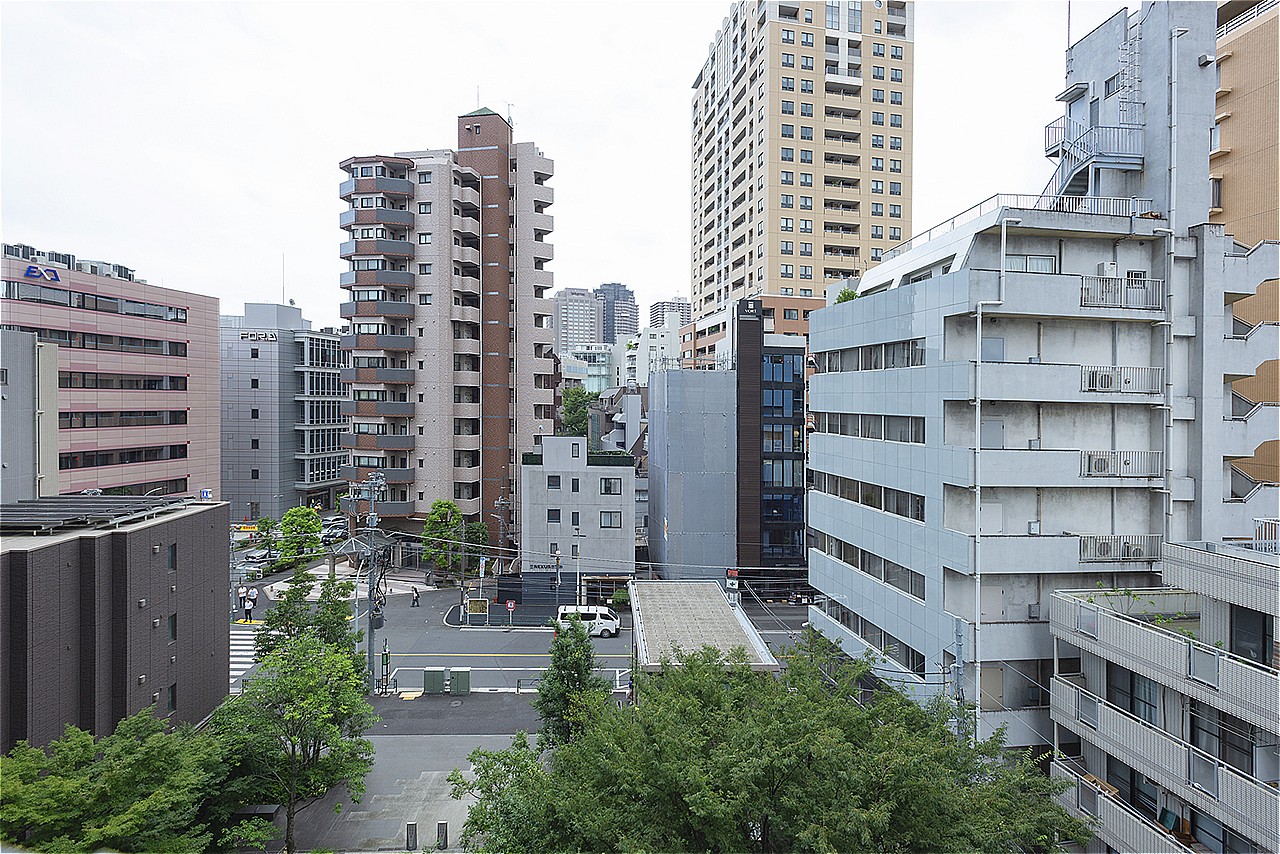 前面の建物と距離があるため、圧迫感のない景色が広がります。外からの視線が気になりにくく、プライバシーを確保しやすいです。※眺望は将来にわたって保証するものではありません。