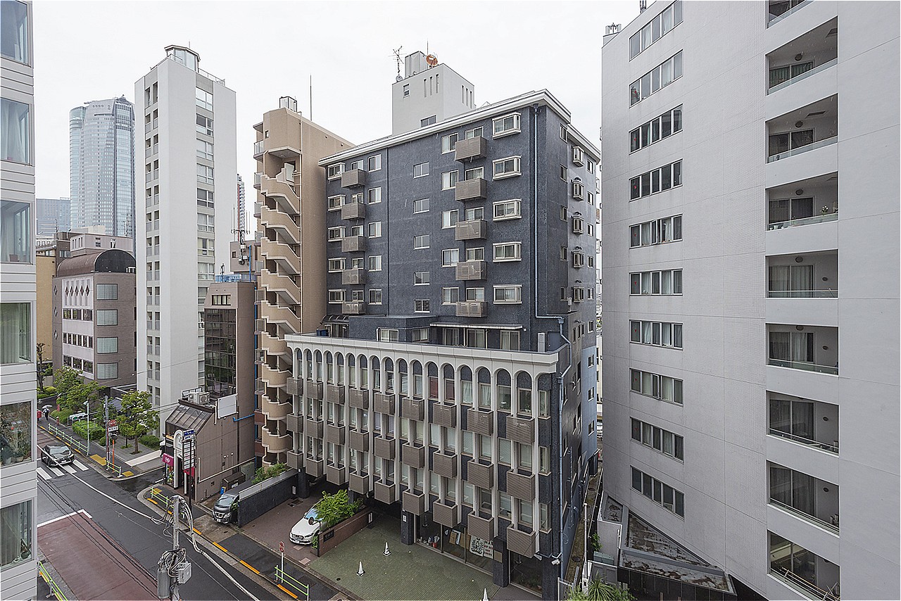 お部屋は地上14階建ての6階部分に位置しているため、外からの視線が気になりにくいです。※眺望は将来にわたって保証するものではありません。