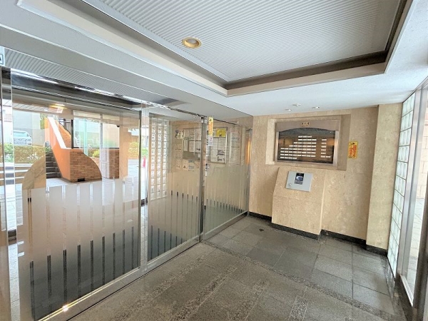 お掃除が行き届いていて、明るく清潔感があるエントランス