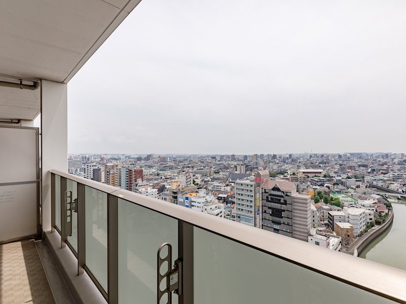 【バルコニー】15階部分につき日差しを遮る建物がなく、お洗濯物も素早く乾きそうです。