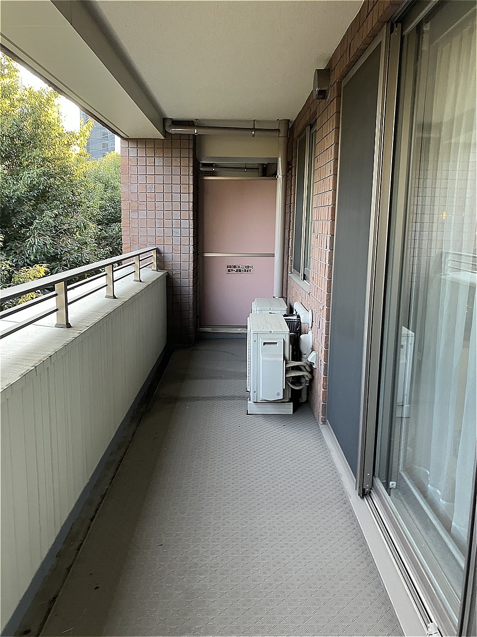 たっぷりの陽光が差し込む南向きバルコニー。天気のいい日には洗濯物がすっきりと乾きそうです。2.09㎡のトランクルームが備わっており、アウトドア用品や大きな荷物の保管場所としても役立ちます。