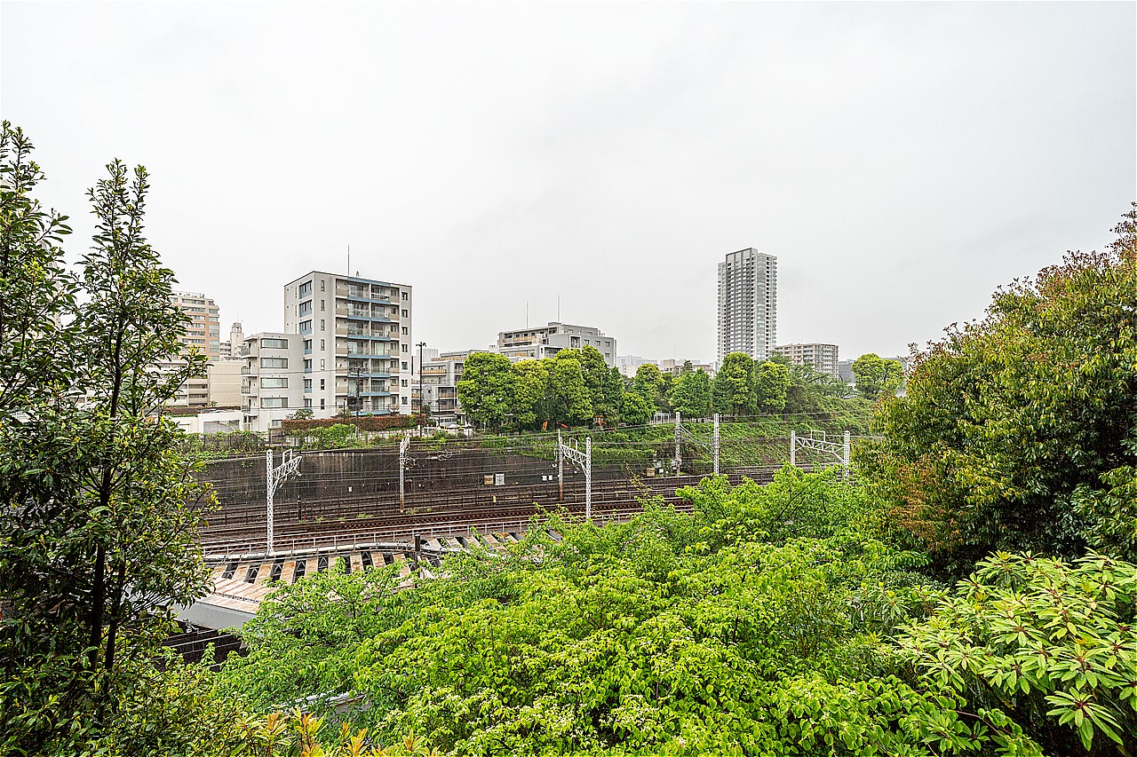 バルコニー前面には視界を遮る高い建物はありません。家事や仕事の合間に景色を眺めてリラックスできそうです。※眺望は将来にわたって保証するものではありません。