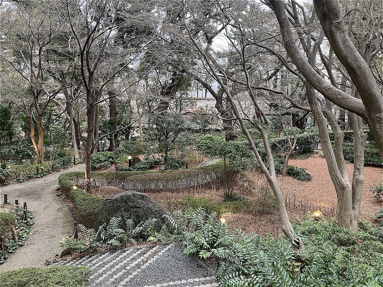 御殿山庭園は、江戸時代の桜の名所である御殿山の、昔ながらの面影を今に伝える日本庭園です。ご家族と散歩を楽しむことができます。