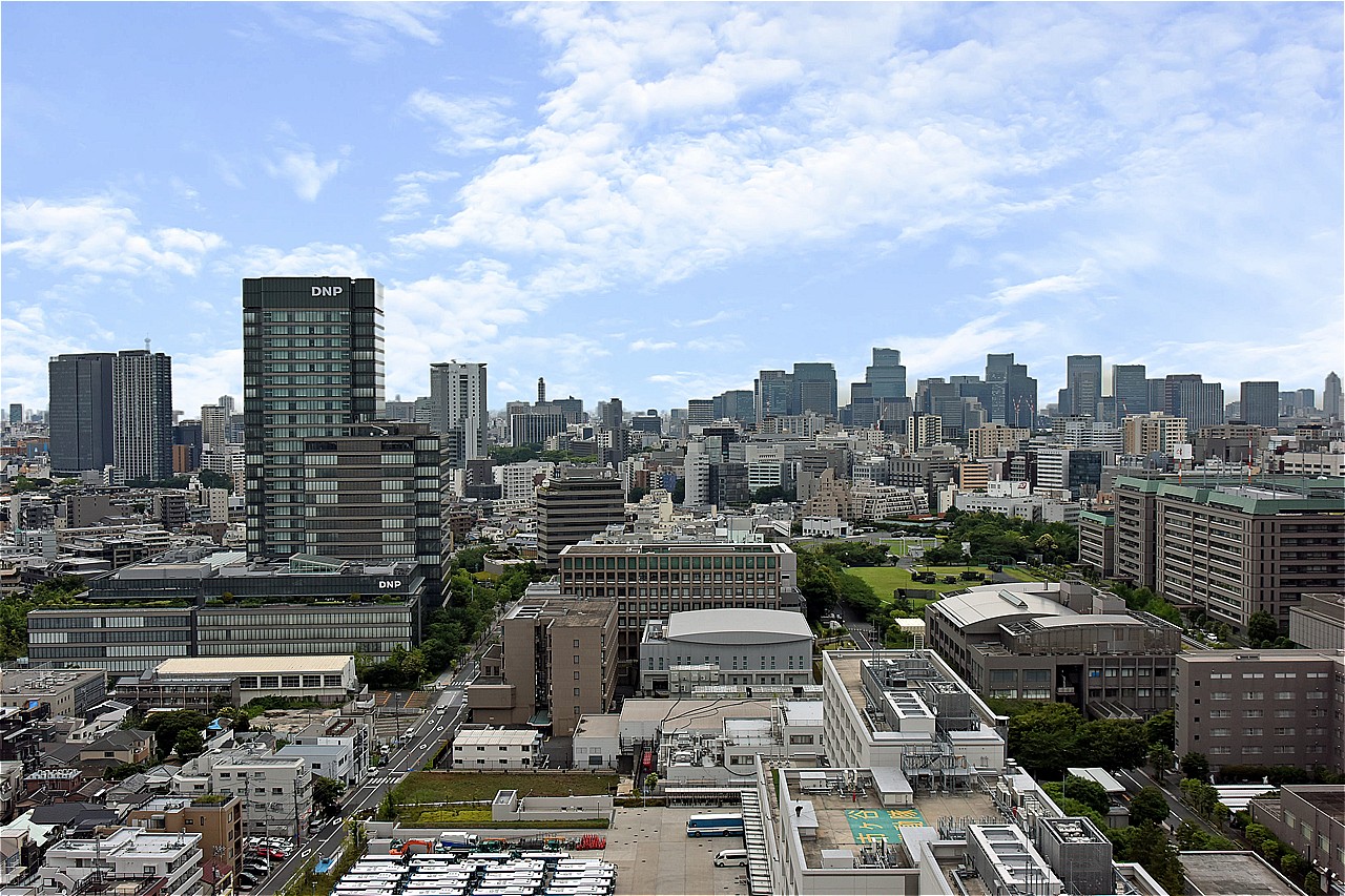 晴れた日には気持ちのいい青空を見渡すことができます。家事や仕事の合間に景色を眺めてリラックスできそうです。※眺望は将来にわたって保証するものではありません。