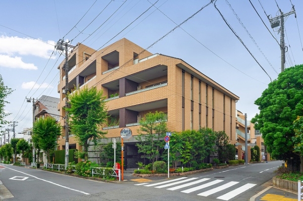 緑豊かな住宅地に佇む低層レジデンス