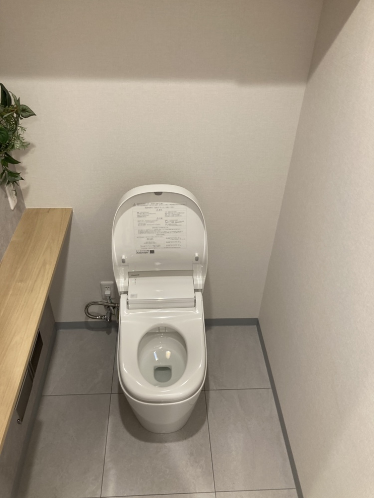 温水洗浄便座付きトイレが採用されています。清潔に使用することができ衛生的です。写真やインテリアを飾ることのできる棚付きです。