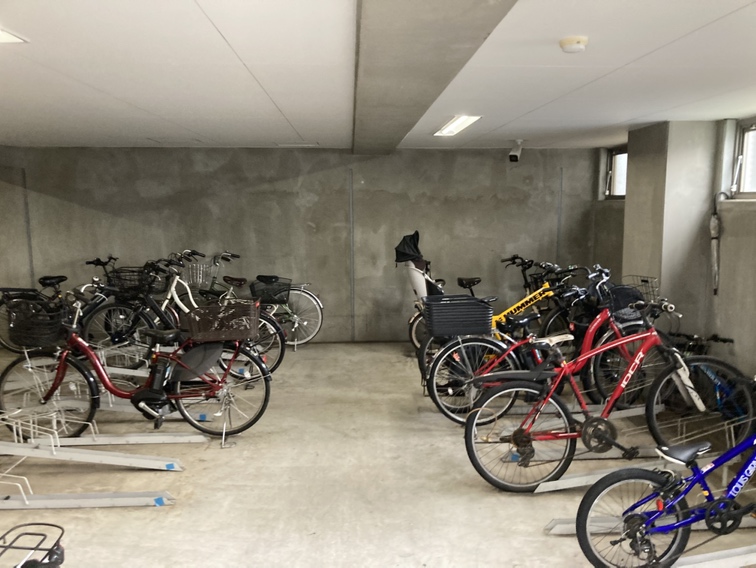 敷地内に駐輪場が設けられています。雨風から自転車を守ることができる、屋根付きです。お天気の悪い日もスムーズに乗り降りできます。最新の空き状況や使用料はお問い合わせください。