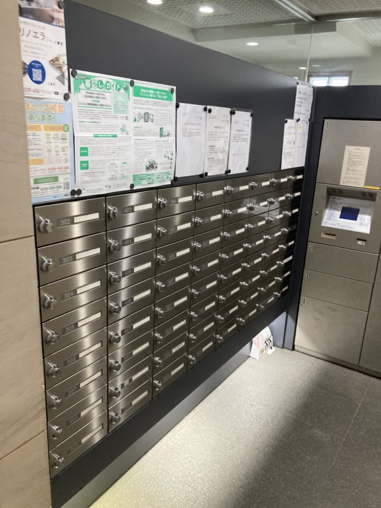 集合ポストです。屋内に設置されているので、雨の日も濡れずに確認することができます。ダイヤル錠なので、カギを持ち歩く手間が省けます。