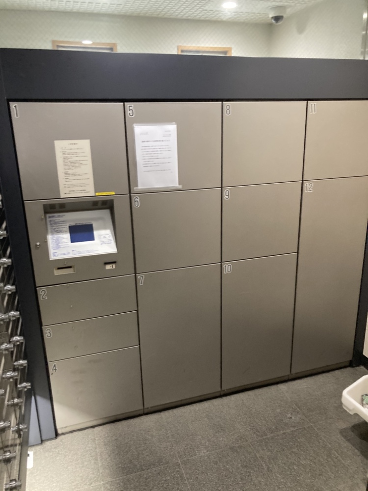 敷地内に宅配ボックスが設置されています。不在時にも荷物の受け取りが可能で、配送時間を気にせずに出かけることができ便利です。