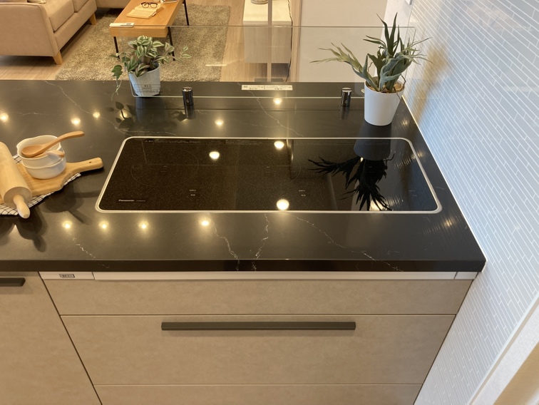 お手入れのしやすいIHクッキングヒーターが採用されています。3口コンロなので複数品を同時に調理でき、家事の時短が期待できます。