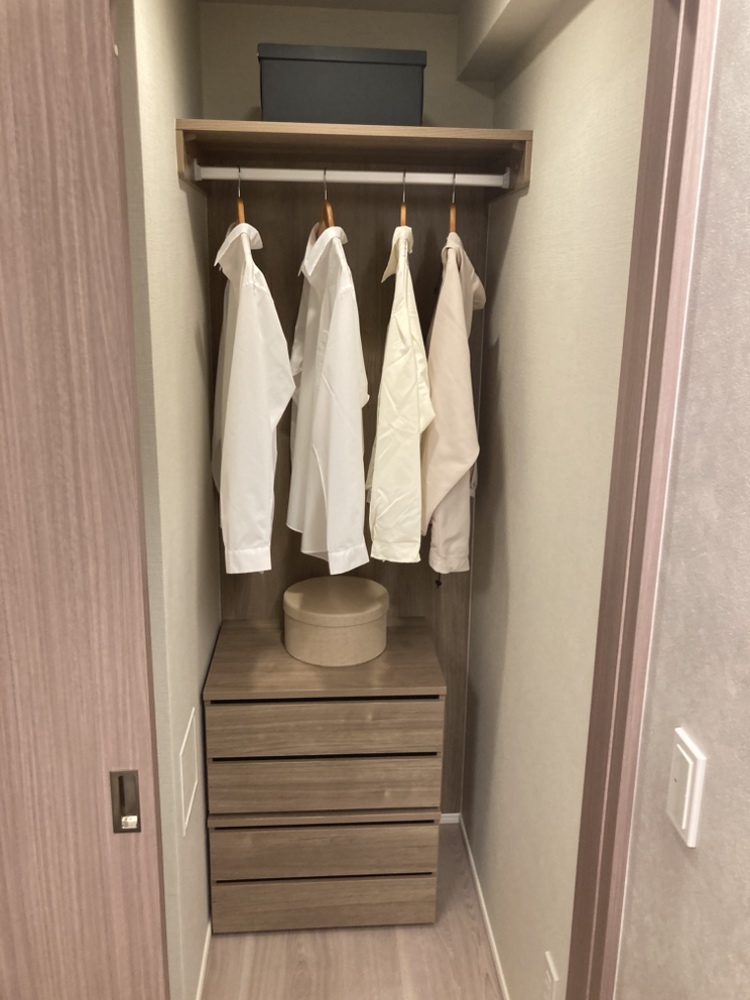 約6.2帖の洋室に設けられたWIC。奥行きがあるので、洋服だけでなく、スーツケースや季節家電などの大きな荷物も収納できそうです。