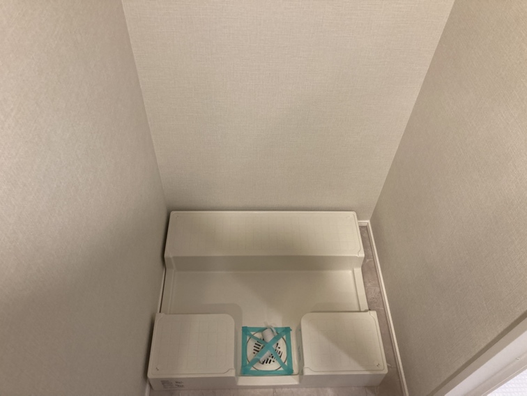 洗濯機用防水パンが設置されています。洗濯機まわりの掃除がしやすく、水漏れのリスクも軽減してくれます。設置可能なサイズは、現地でご確認ください。