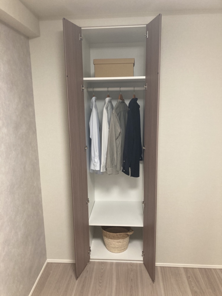 約5.5帖の洋室に設けられた収納。ハンガーパイプ付きで、洋服を掛けて収納できます。枕棚はかばんや帽子などの収納に便利です。