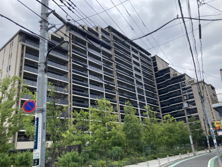 複数路線が利用可能な立地。通勤通学や、休日のお出掛けにも便利な立地です。スーパーまで徒歩4分と、日々の買い出しにも困りません。
