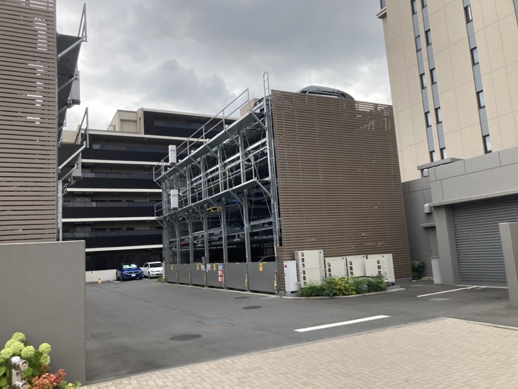 防犯性に配慮された機械式の駐車場が、マンション敷地内に設けられています。空き状況や利用料などは、随時お問い合わせください。