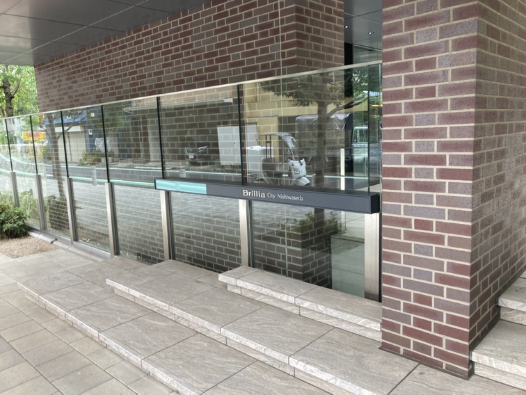 ホテルのようにスタイリッシュな外観のマンションです。ライブラリーラウンジやキッズスタジオなど、共用施設が充実しています(一部有償)。