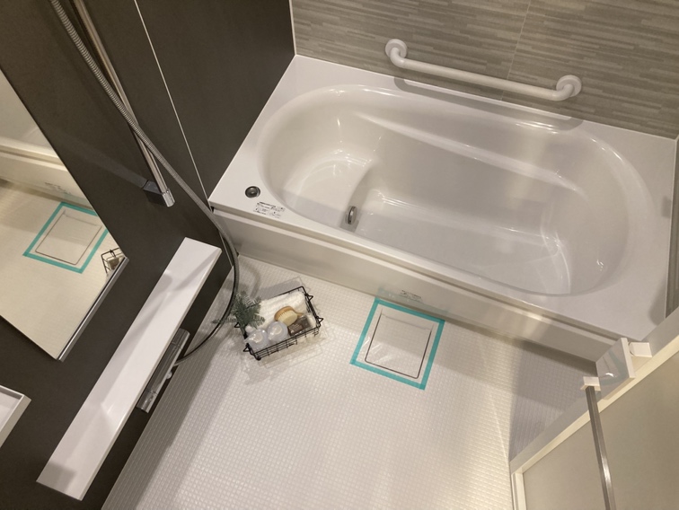 1日の疲れを癒す浴室。浴室乾燥機が備わっているので、天候や時間に関係なく洗濯物を干すことができます。花粉対策としても重宝します。