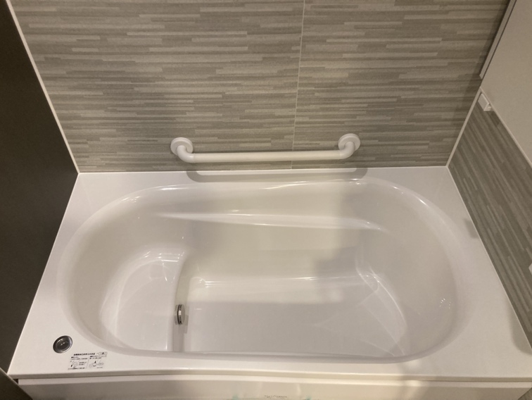 追い焚き機能が備わっているので、いつでも温かいお風呂に浸かることができます。動作をサポートしてくれる手すり付きで、安全面にも配慮されています。