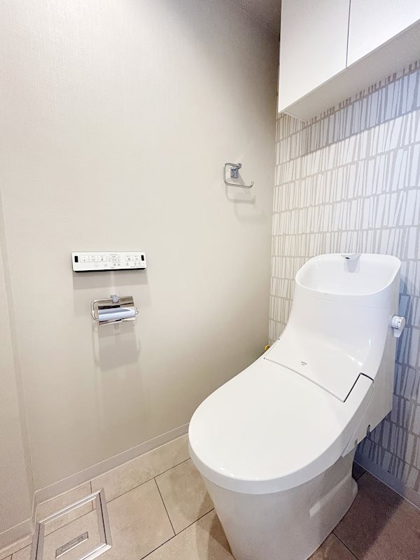 【トイレ】快適な温水洗浄便座付きトイレです。収納付きで、トイレ用品などを収めることが出来ます。