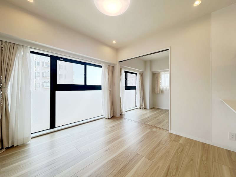 【リビング】東・南・西の三方角住戸につき、採光・通風に優れた住空間です。