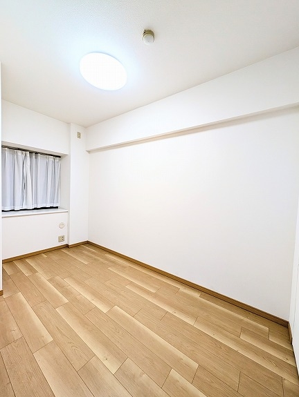 約４．６帖のサービスルーム（納戸）、居室としてお使いいただけます