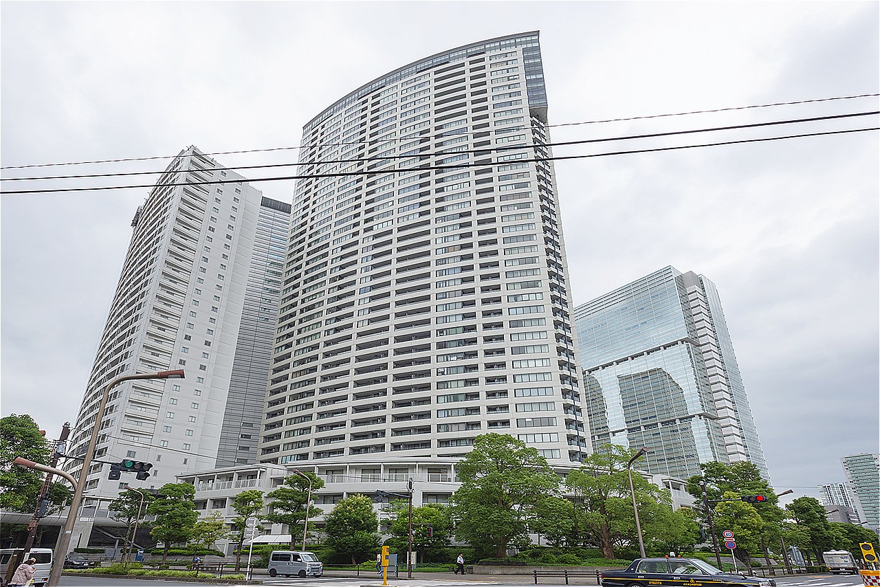 JR山手線「品川」駅までペデストリアンデッキにて直結しているマンションです。棟内にはニューズカフェやミニストアなどがあり、共用施設も充実しています。
