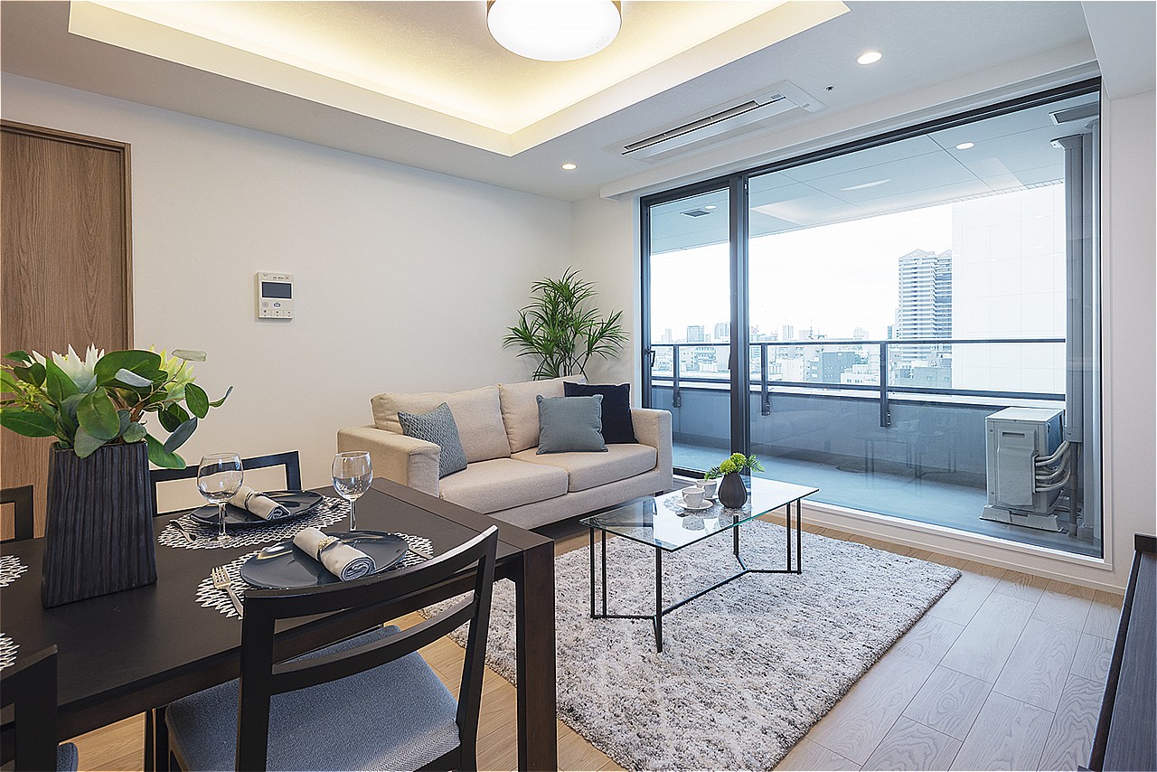 大きな窓が心地いい、明るいLDK。部屋からバルコニーに出るのがスムーズです。開放的な景色を見ながら、ご家族団らんの時間が過ごせます。