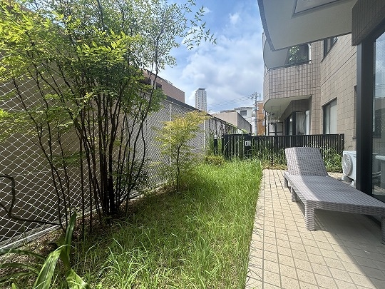 専用庭　南西向きにつき陽当り良好