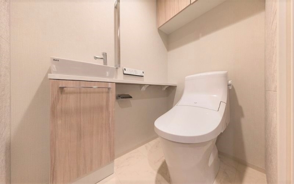 手洗い付きで広々としたトイレです