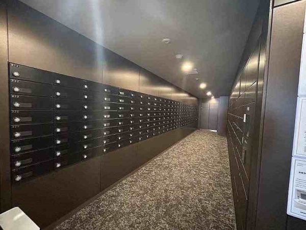 外出時でも荷物の受け取りができる宅配ロッカーが設置されています