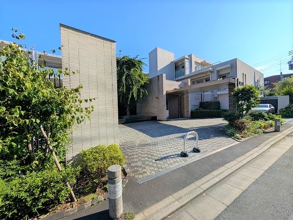 エントランス周りには天然石が配されています