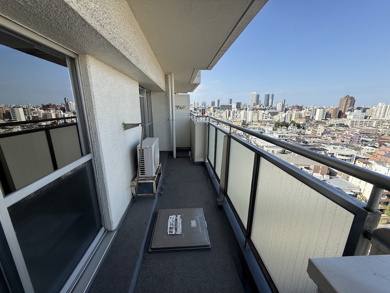 9.58㎡のバルコニーが備わっています。LDKと洋室の両方から出入り可能。家事や仕事の合間に景色を眺めてリラックスできそうです。